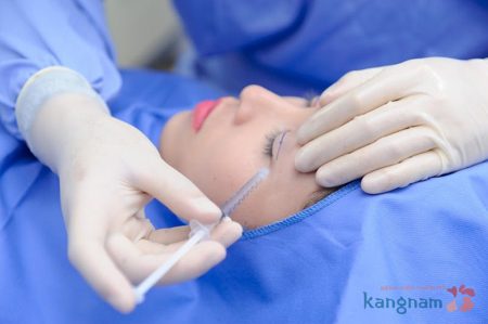 Gây tê trước nâng chân mày có phun xăm