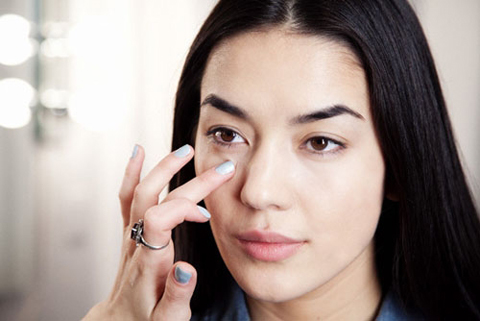 Phương pháp cắt mí mắt dưới được thực hiện như thế nào?