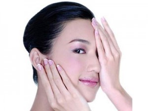 Lấy mỡ mí mắt dưới sau bao lâu thì hết sưng?