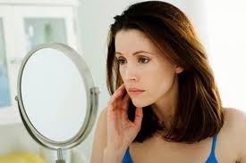 Mắt có da chùng nhiều nên cắt mí hay bấm mí?