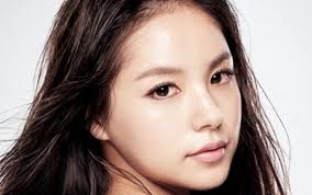 Có thể “đánh tan” bọng mỡ mí mắt dưới bằng túi trà được không?