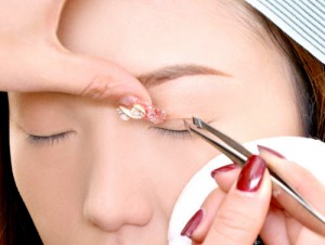 4 lý do thuyết phục để bạn nói không với keo kích mí siêu rẻ