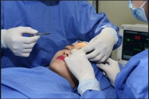 Phẫu thuật cắt mỡ mắt bao lâu thì lành?