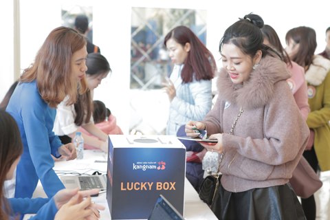 khách hàng lấy số may mắn