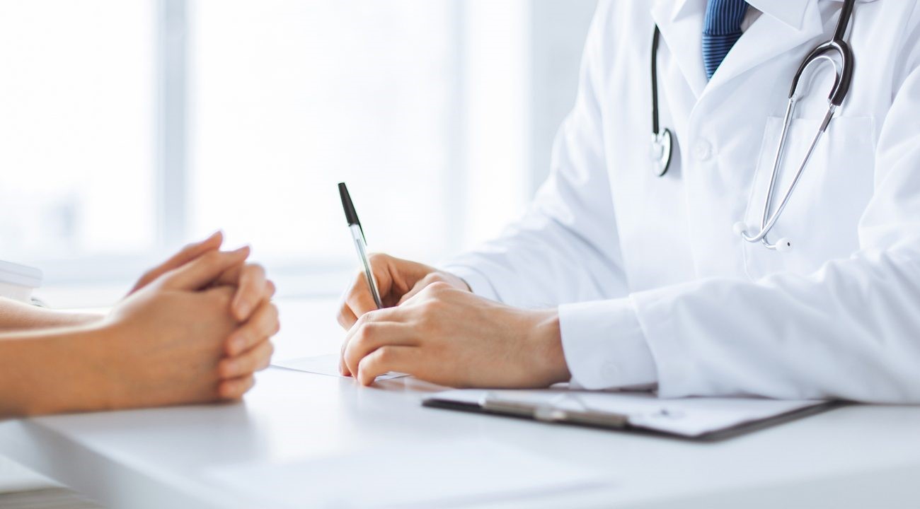 Bác sĩ thăm khám tư vấn phương pháp chỉnh nha phù hợp