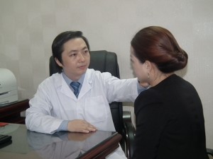 Bác sĩ Huy tư vấn cho khách hàng